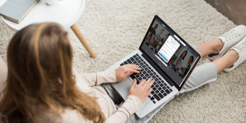 girl_with_laptop